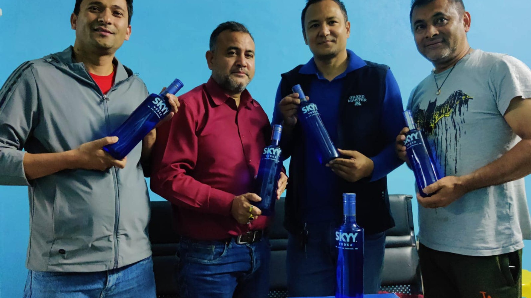 संघका सदस्यसमक्ष SKKY Vodka परिचय