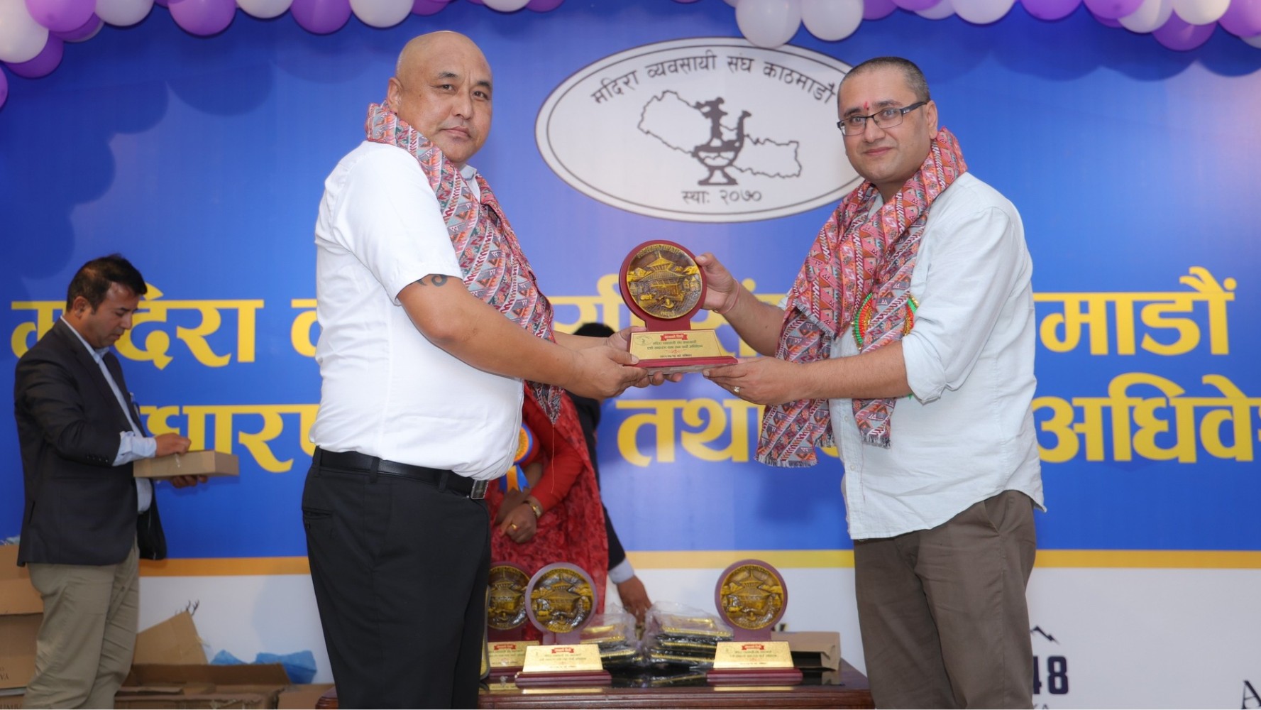 कार्यक्रम अवलोकन गर्दै दर्शकहरू