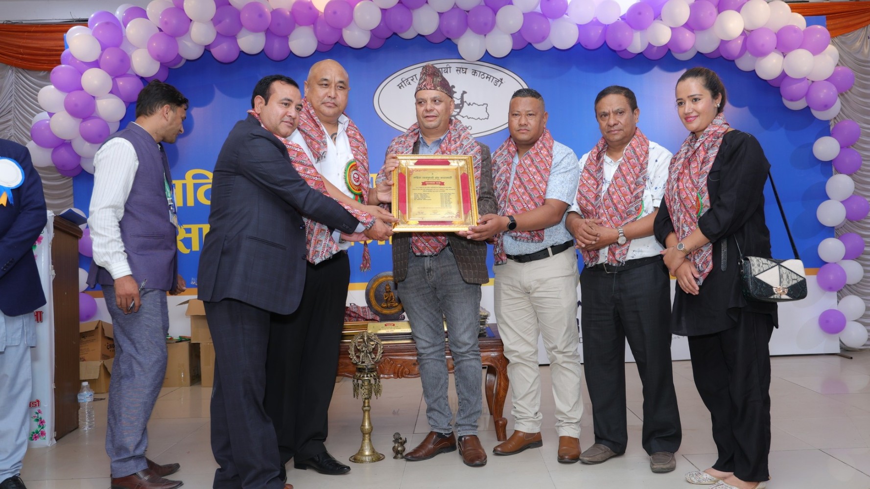 प्रतिनिधिहरू आसन ग्रहण गर्दै