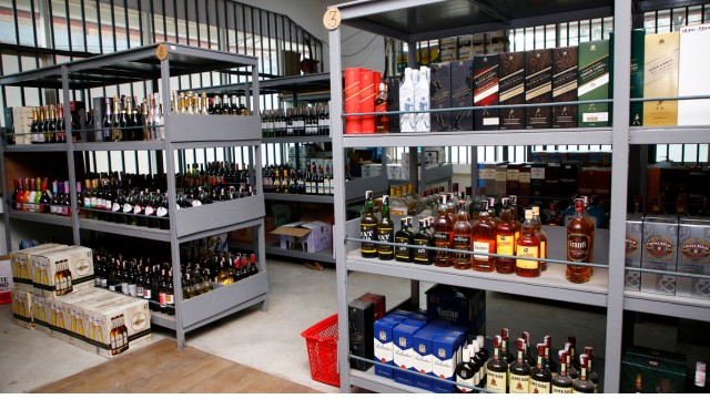 नक्कली मदिरा नियन्त्रणका लागि अन्तःशुल्क स्टिकर अनुगमन कडा पार्दै सरकार